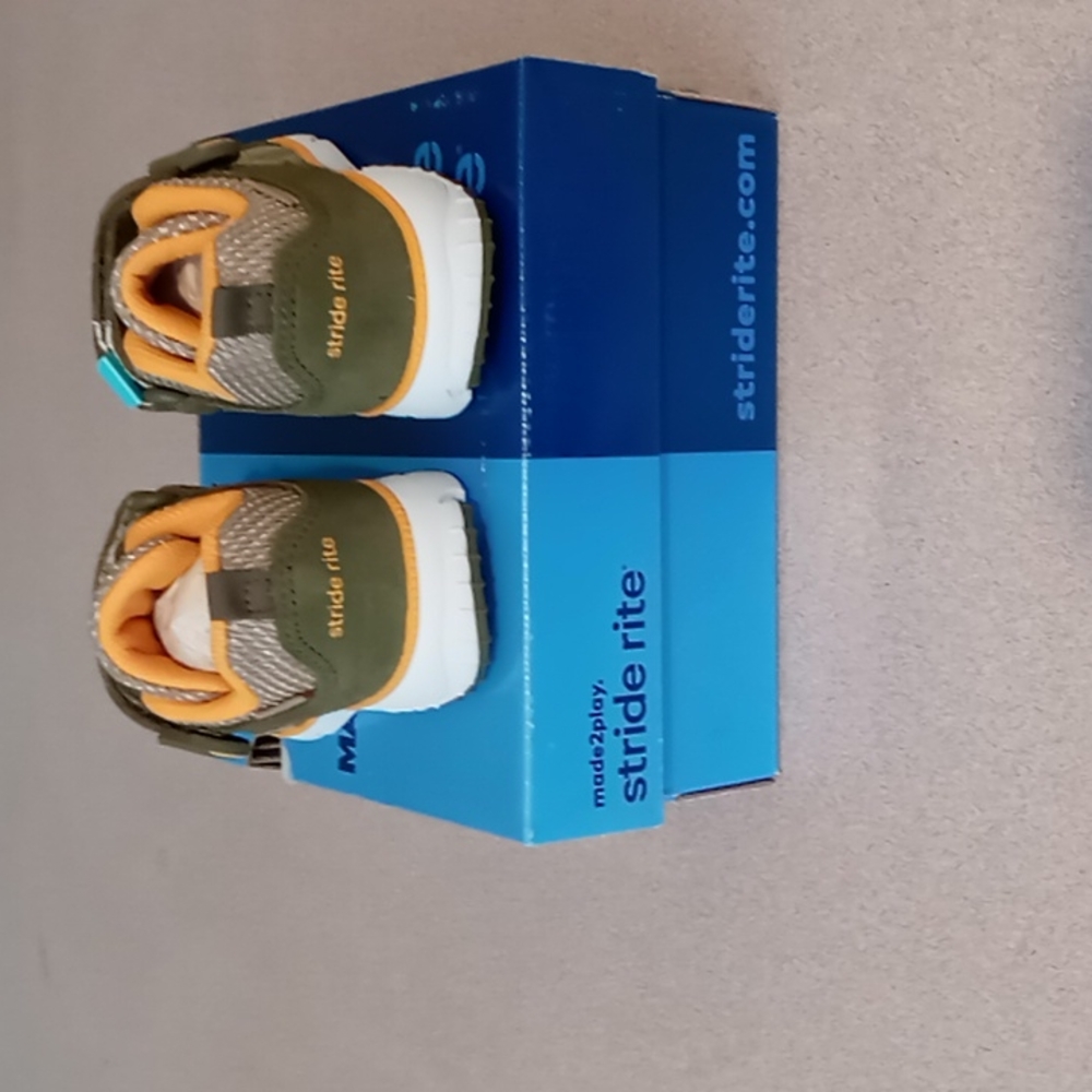 Stride Rite Made to Play olive sneakers size 4M new in box - Picture 3 of 5